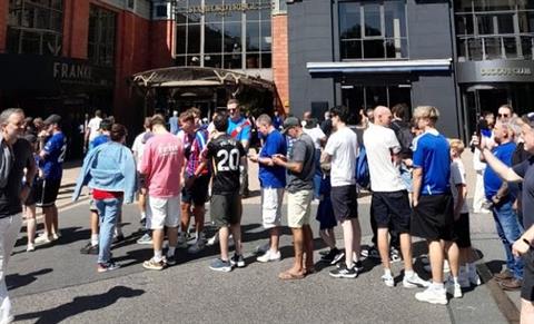 Hàng ngàn NHM mắc kẹt bên ngoài sân Stamford Bridge