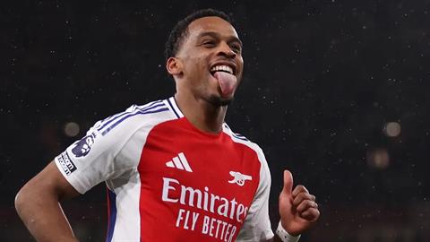 Hậu vệ Arsenal mong chờ màn đối đầu với Bayern Munich