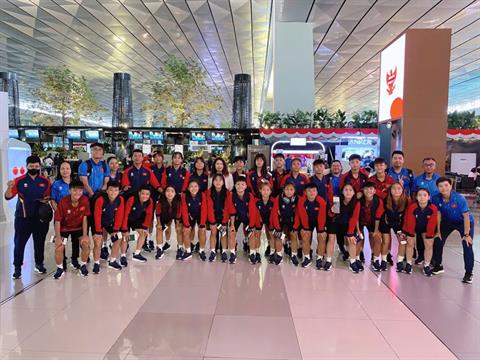 U16 nữ Việt Nam đến Indonesia sau hành trình 12 tiếng bay