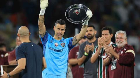 Thủ môn Fluminense trở thành cầu thủ ra sân nhiều nhất lịch sử bóng đá