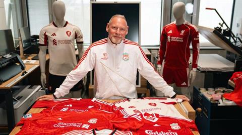 Gặp gỡ một Liverpudlian đích thực đứng sau những thiết kế áo đấu adidas của Liverpool