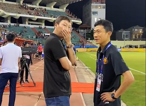 HLV Kim Sang Sik động viên trợ lý cũ sau trận thua đậm tại V.League 