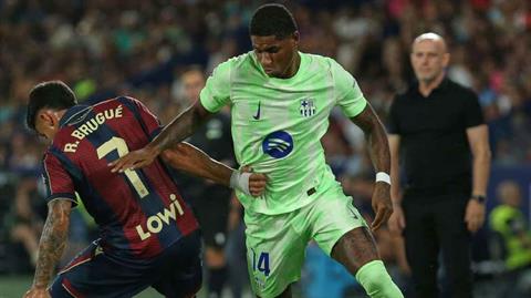 Hansi Flick tự hào về màn ngược dòng của Barca trước Levante