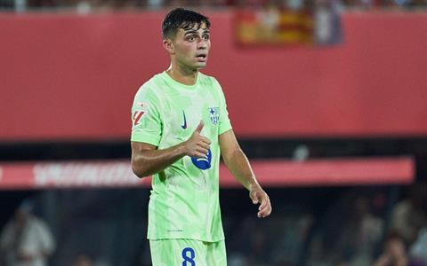 Pedri giỏi đến mức người hâm mộ quên đi Xavi và Iniesta