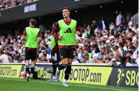 Ruben Amorim bị chỉ trích vì để Benjamin Sesko dự bị trước Fulham