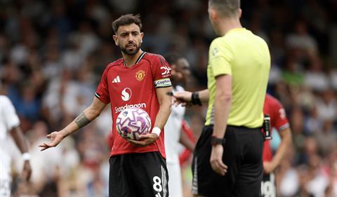 Bruno Fernandes bị chỉ trích vì lèm bèm trước Fulham