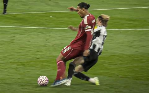 Anthony Gordon bị Shearer chỉ trích sau tấm thẻ đỏ trước Liverpool