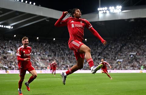 Rio Ngumoha: Cậu nhóc 16 tuổi đến từ Cobham và màn ra mắt khó quên
