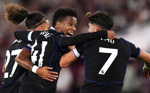 Chelsea lột xác nhờ hàng công biến ảo