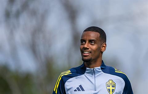 Viktor Gyokeres chúc mừng Alexander Isak 