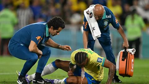 Joao Pedro nôn ói sau pha va chạm với Martinelli ở ĐT Brazil