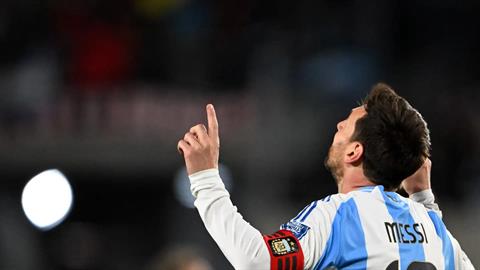 Messi rực sáng với cú đúp trong trận đấu cuối cùng tại Argentina