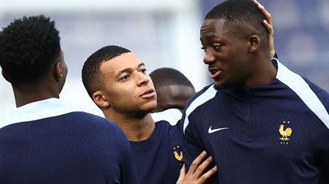 Konate tiết lộ: Mbappe gọi điện 2 tiếng một lần để rủ sang Real Madrid