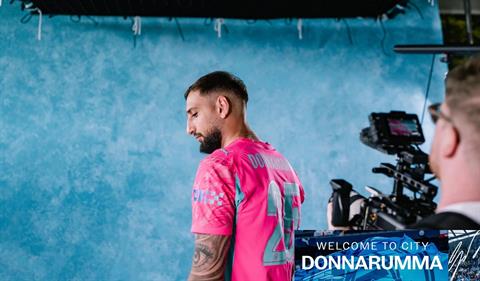 Gianluigi Donnarumma chọn số áo lạ tại Man City