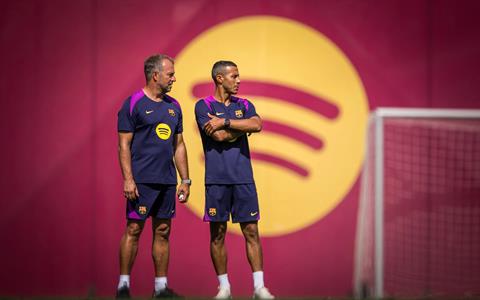 Thiago Alcantara chính thức gia nhập ban huấn luyện Barcelona