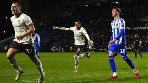 Grimsby Town viết tiếp câu chuyện cổ tích ở Carabao Cup