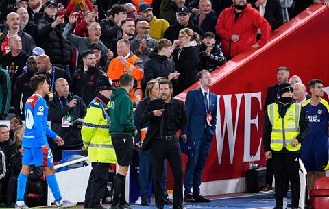 Diego Simeone chỉ trích cách hành xử của CĐV Liverpool 