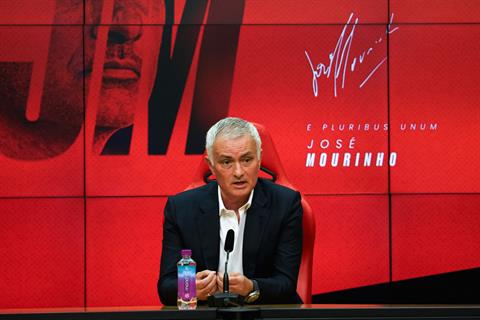 Vừa tới Benfica, Jose Mourinho đã phải nhận cảnh báo