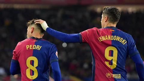 Pedri và Lewandowski quyết định không dự Gala Quả bóng vàng