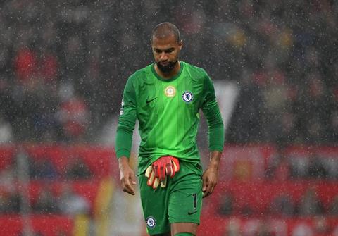 Robert Sanchez xin lỗi sau thẻ đỏ tai hại ở trận thua Man United