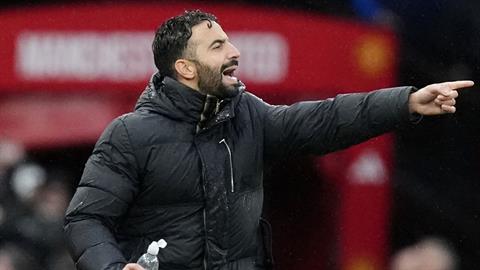 Ferdinand chỉ trích Amorim vì quyết định thay người gây tranh cãi