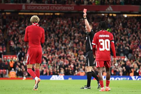 Tấm thẻ đỏ cực kỳ ngớ ngẩn của Hugo Ekitike