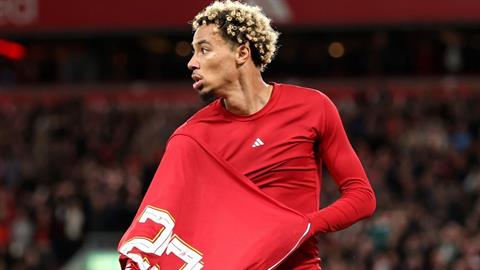 Ekitike vắng mặt ở những trận nào sau thẻ đỏ ở Cúp Liên đoàn?