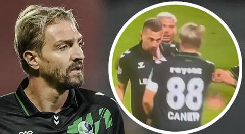 Video: Tát đồng đội, cầu thủ ở giải Thổ Nhĩ Kỳ phải nhận thẻ đỏ