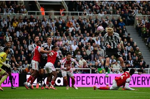 Gabriel bị chỉ trích ở bàn thua của Arsenal trước Newcastle