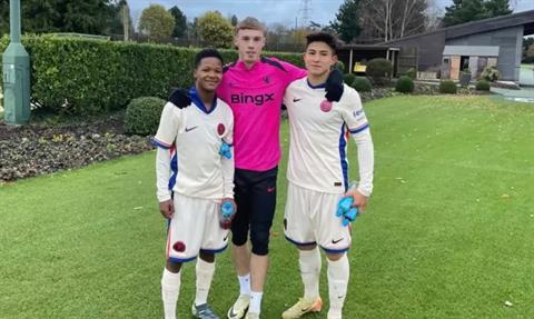 Thần đồng bị cấm tập luyện của Chelsea sắp đối đầu Real Madrid