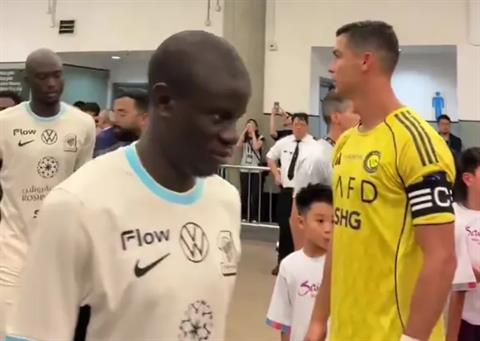 Hành động bất ngờ của Kante với Cristiano Ronaldo