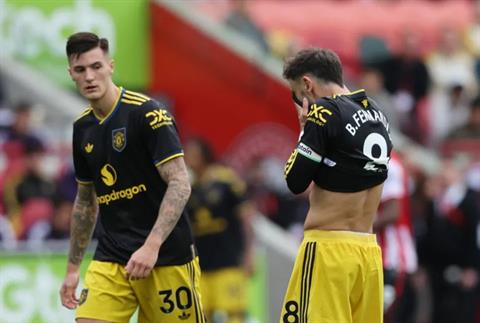 Khi bóng bổng là “tử huyệt” của Man United
