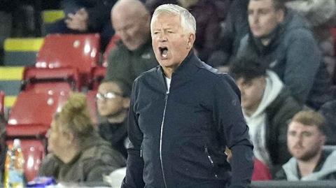 HLV Chris Wilder nhận thẻ đỏ vì sút bóng lên khán đài