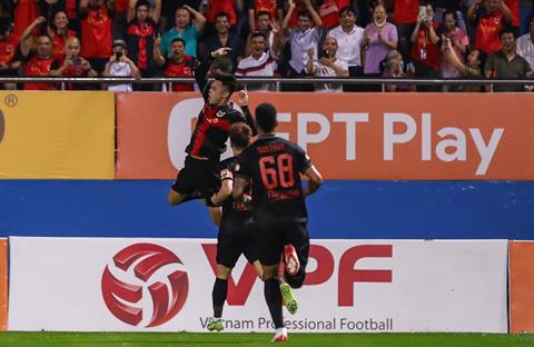 Đức Chiến ăn mừng cuồng nhiệt sau khi ghi bàn vào lưới Thể Công Viettel