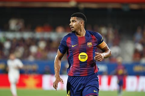 Liverpool nhắm Ronald Araujo thay Konate