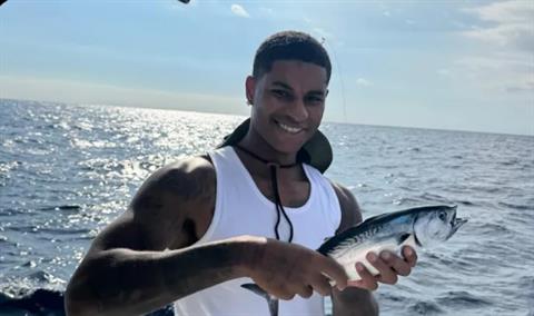Rashford câu cá giải trí sau thất bại của Barca