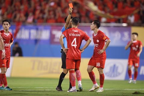 Bùi Tiến Dũng nhận thẻ đỏ trong ngày sinh nhật