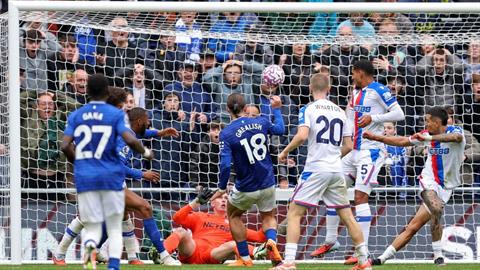Jack Grealish chấm dứt chuỗi 19 trận bất bại của Crystal Palace
