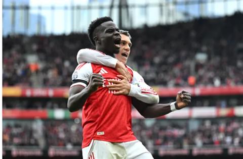 Thierry Henry nhắn tin cho Bukayo Saka trước trận gặp West Ham