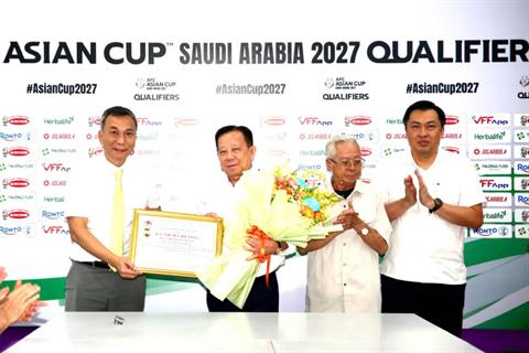 Trao Kỷ niệm chương “Vì sự nghiệp Bóng đá Việt Nam” cho các cá nhân có nhiều đóng góp