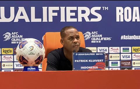 HLV Kluivert nói về tương lai sau thất bại ở vòng loại World Cup của Indonesia