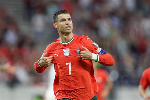Cristiano Ronaldo lập kỷ lục ghi bàn tại vòng loại World Cup