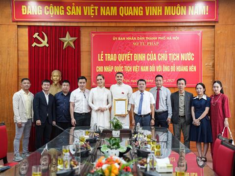 Đỗ Hoàng Hên diện áo dài trong ngày nhận quốc tịch Việt Nam