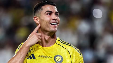Inigo Martinez bất ngờ khi được Cristiano Ronaldo tiếp đón tại Al-Nassr