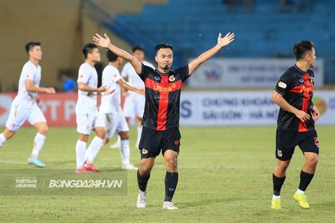 Hà Nội 1-2 Ninh Bình: Soi bóng mình từ một trận cầu đinh!