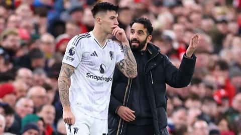 Amorim lý giải quyết định để Benjamin Sesko dự bị trước Liverpool