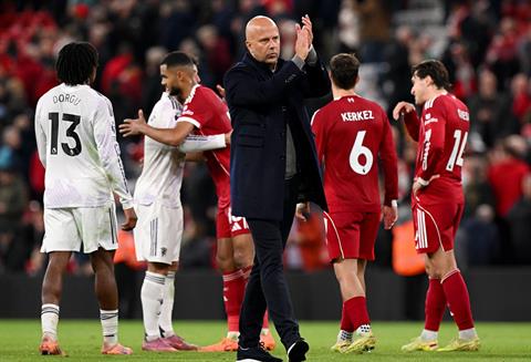 Arne Slot ám chỉ Man Utd chỉ giỏi chơi bóng dài