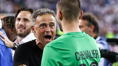 Luis Enrique bảo vệ thủ môn Lucas Chevalier giữa làn sóng chỉ trích