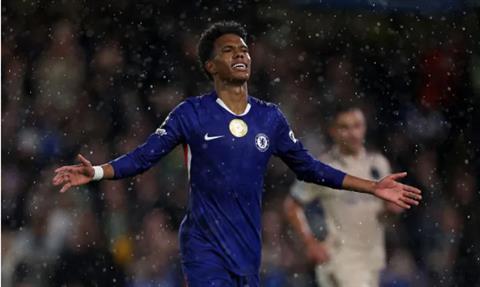 Estevao cảm ơn Enzo Fernandez đã nhường penalty