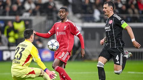 Alexander Isak dính chấn thương ở trận thắng của Liverpool